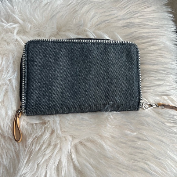 Vera Bradley Wristlet. - Picture 4 of 5